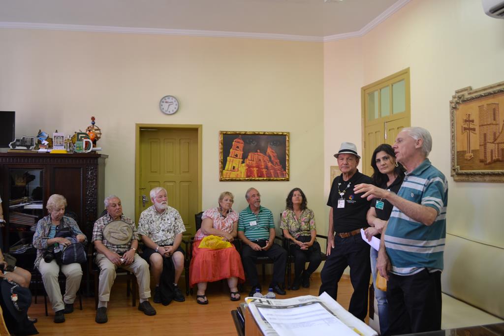 Prefeito recebe intercambistas de três países